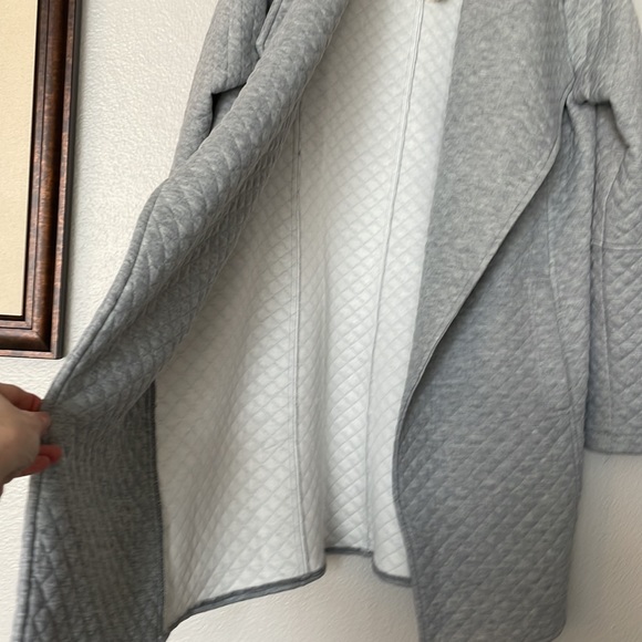 NWT Hem & Thread Quilted Gray Wrap Front Jacket/Sweater Pockets Size Medium - Picture 6 of 11